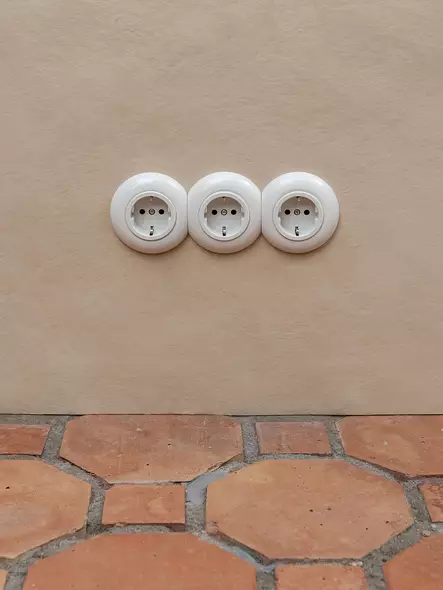 Pistorasia (posliinikehykselle) - Valkoiset pistorasiat ja kytkimet, THPG - 517-144-1 - 2