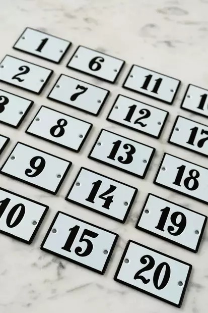 Emalikylttisarja, 6 x 4 cm - Emaliset numerokilvet, pienet - 946-085-84 - 1