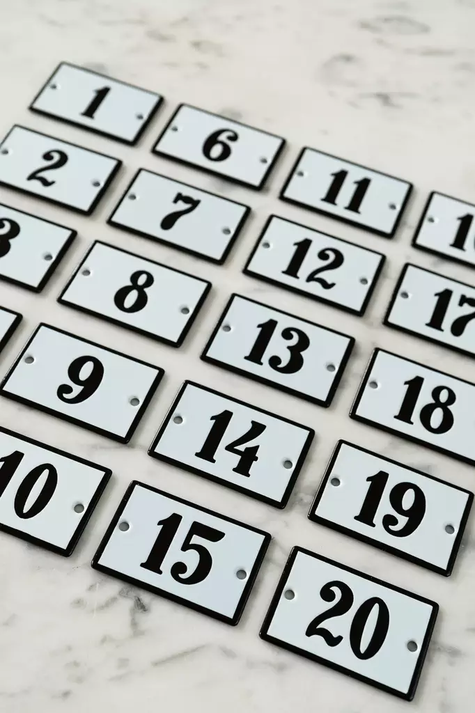 Emalikylttisarja, 6 x 4 cm - Emaliset numerokilvet, pienet - 946-085-84 - 1