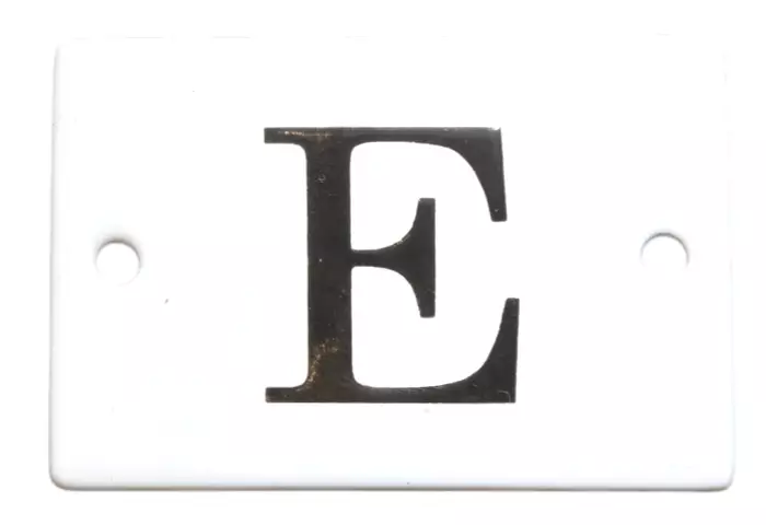 Kirjain 6 x 4 cm, emaloitu - Emaliset kirjainkilvet - 945-022-E - 1