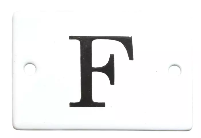 Kirjain 6 x 4 cm, emaloitu - Emaliset kirjainkilvet - 945-022-F - 1